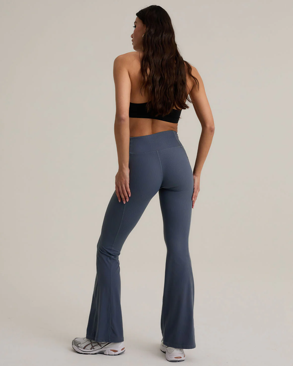 SoftSculpt Rib Flared Leggings - Charcoal - Image 4
